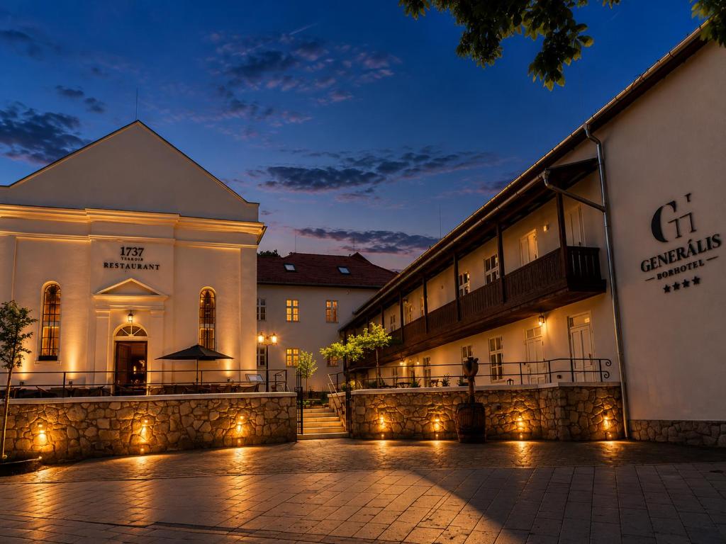 A Generális Borhotel esti fényben