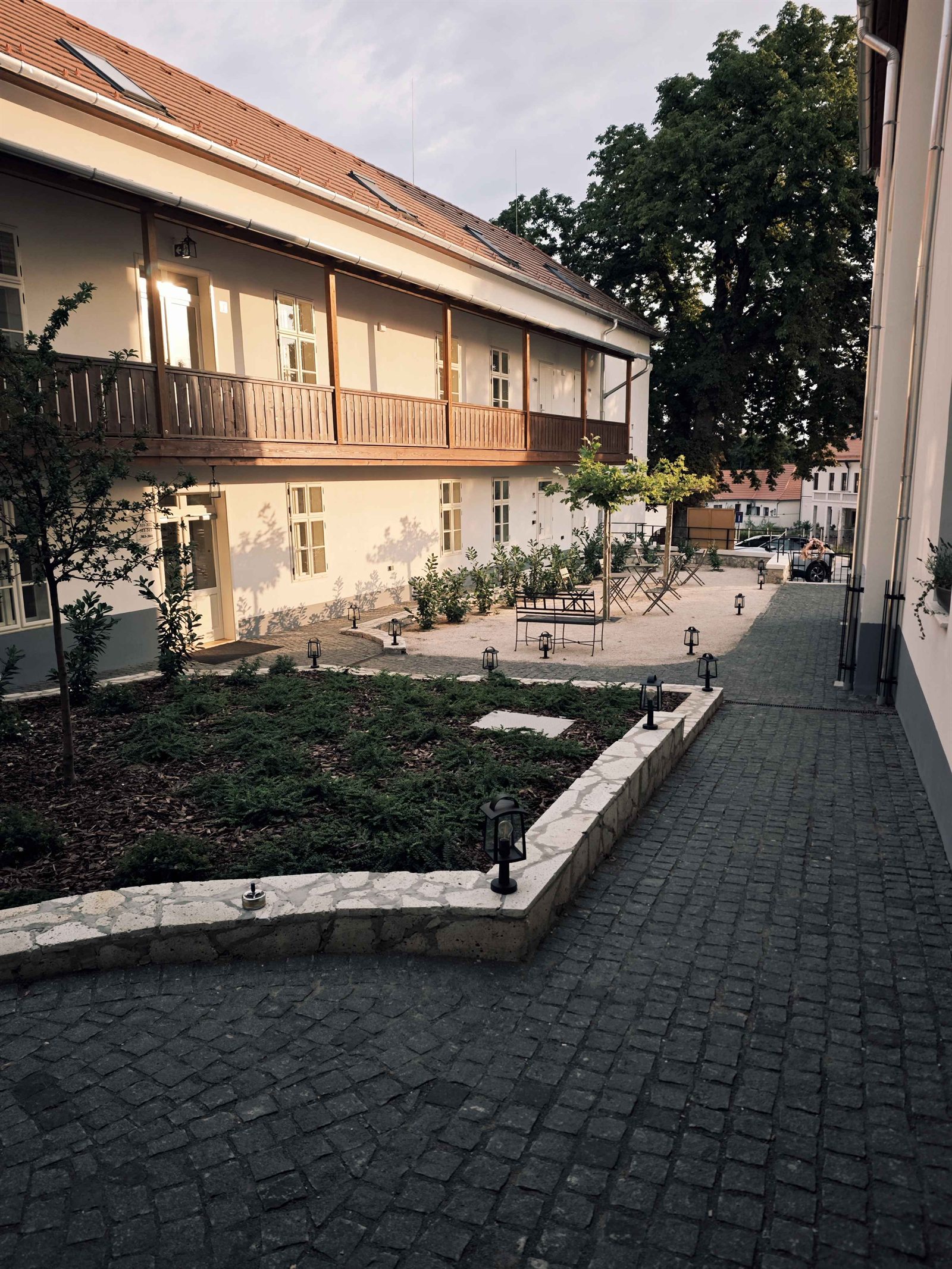 A Generális Borhotel történelmi belső udvara