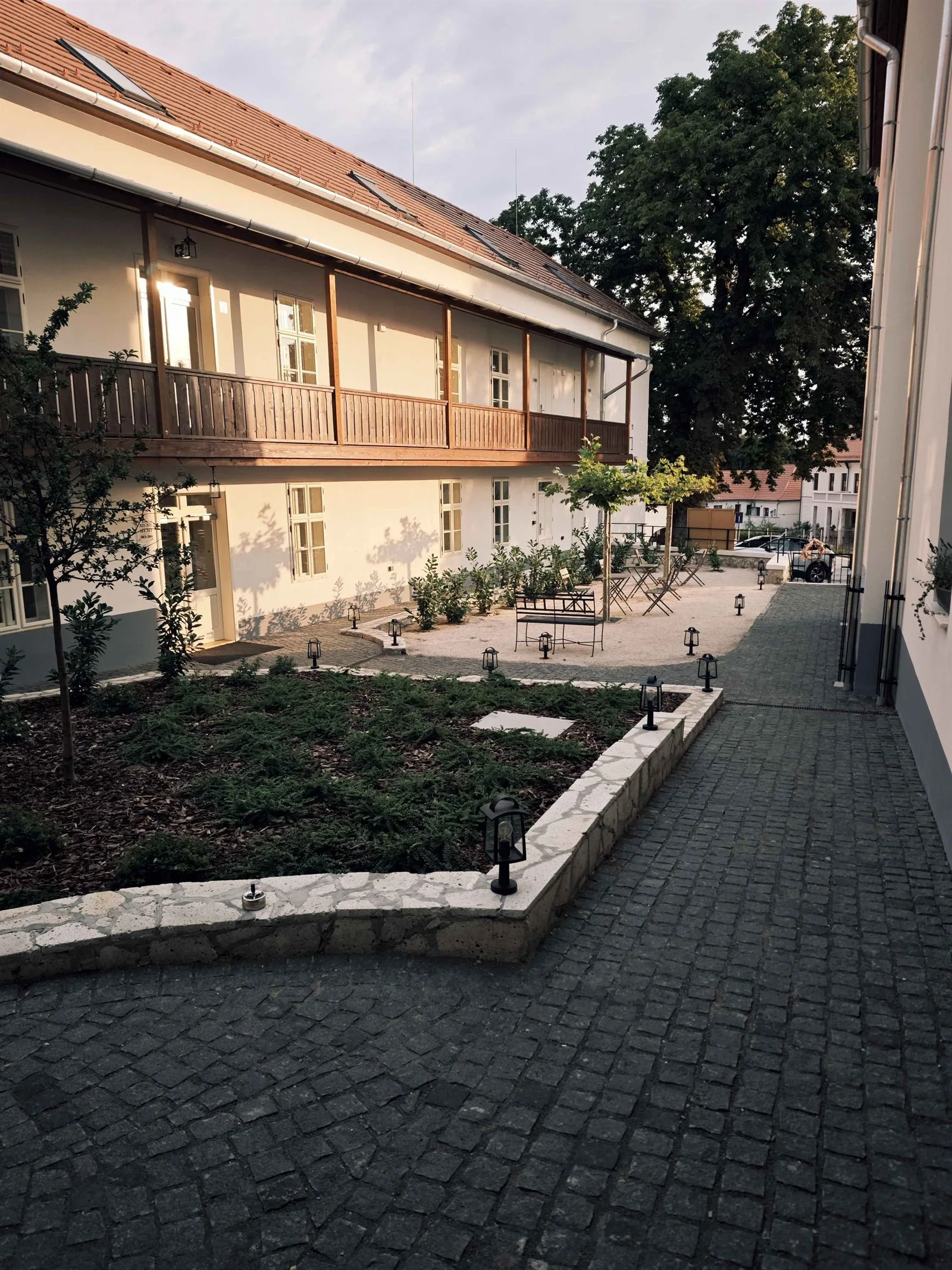 A helyreállított Generális Borhotel történelmi udvara
