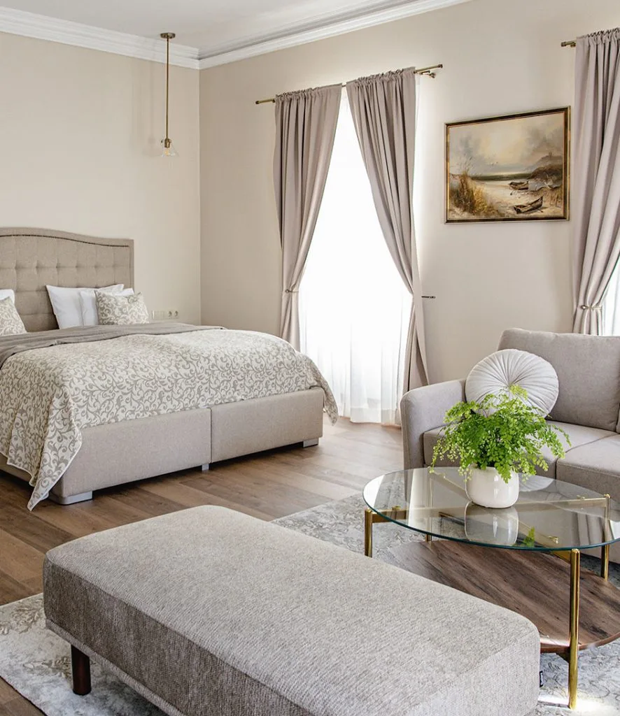 Deluxe szoba esti fényben, káddal