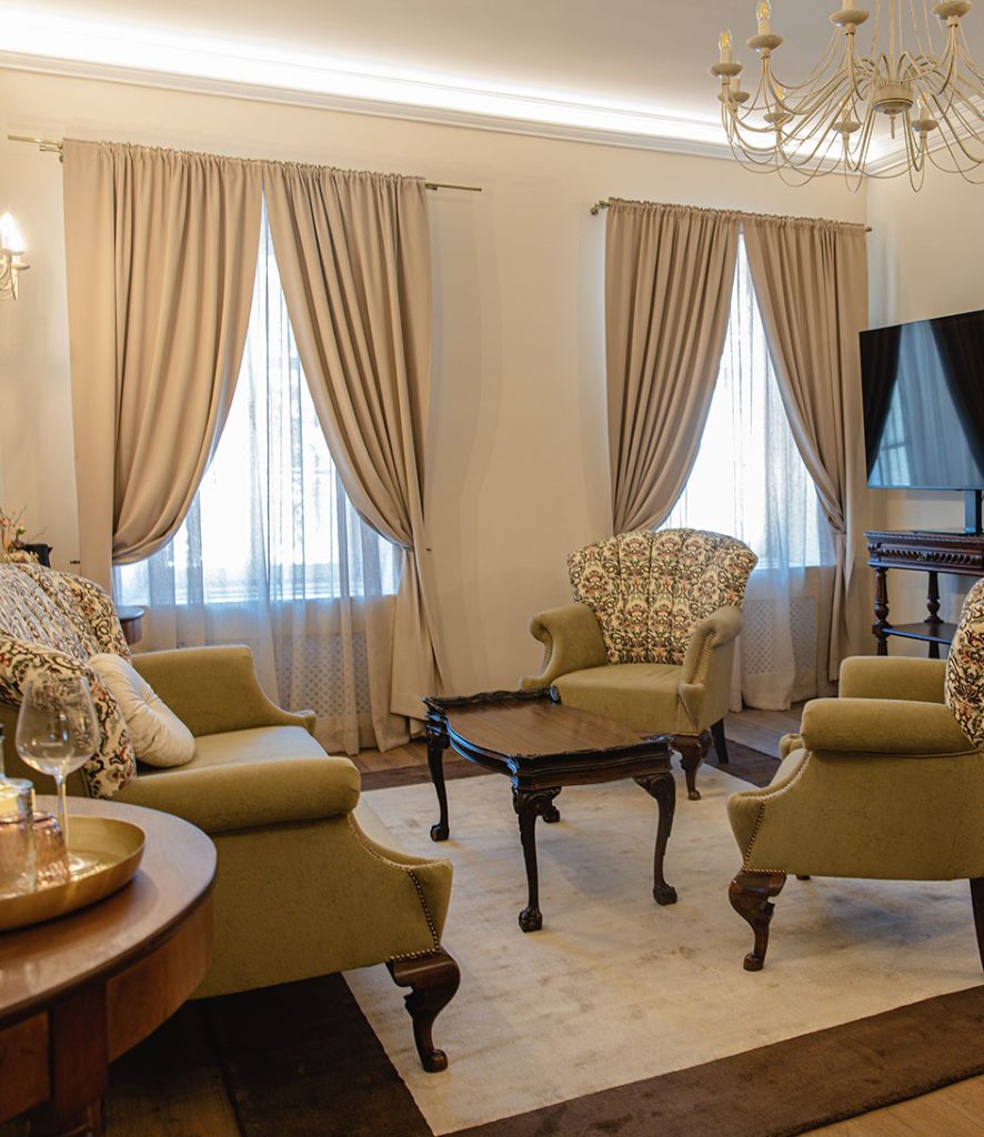 Royal Suite csillárral és szabadon álló káddal