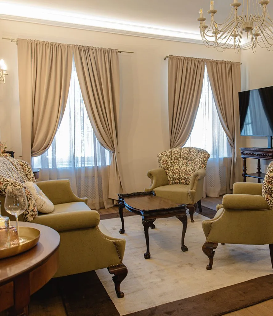 Royal Suite csillárral és szabadon álló káddal