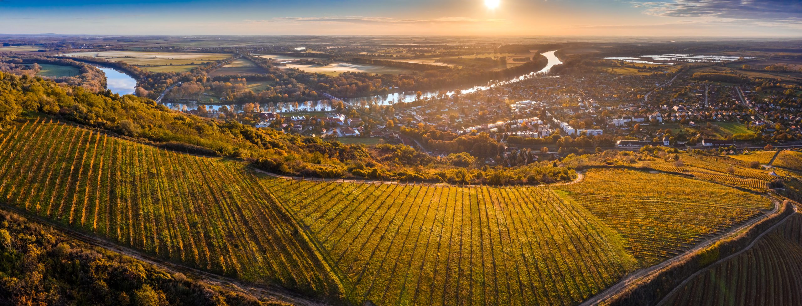 Tokaj és a szőlőhegy naplementében