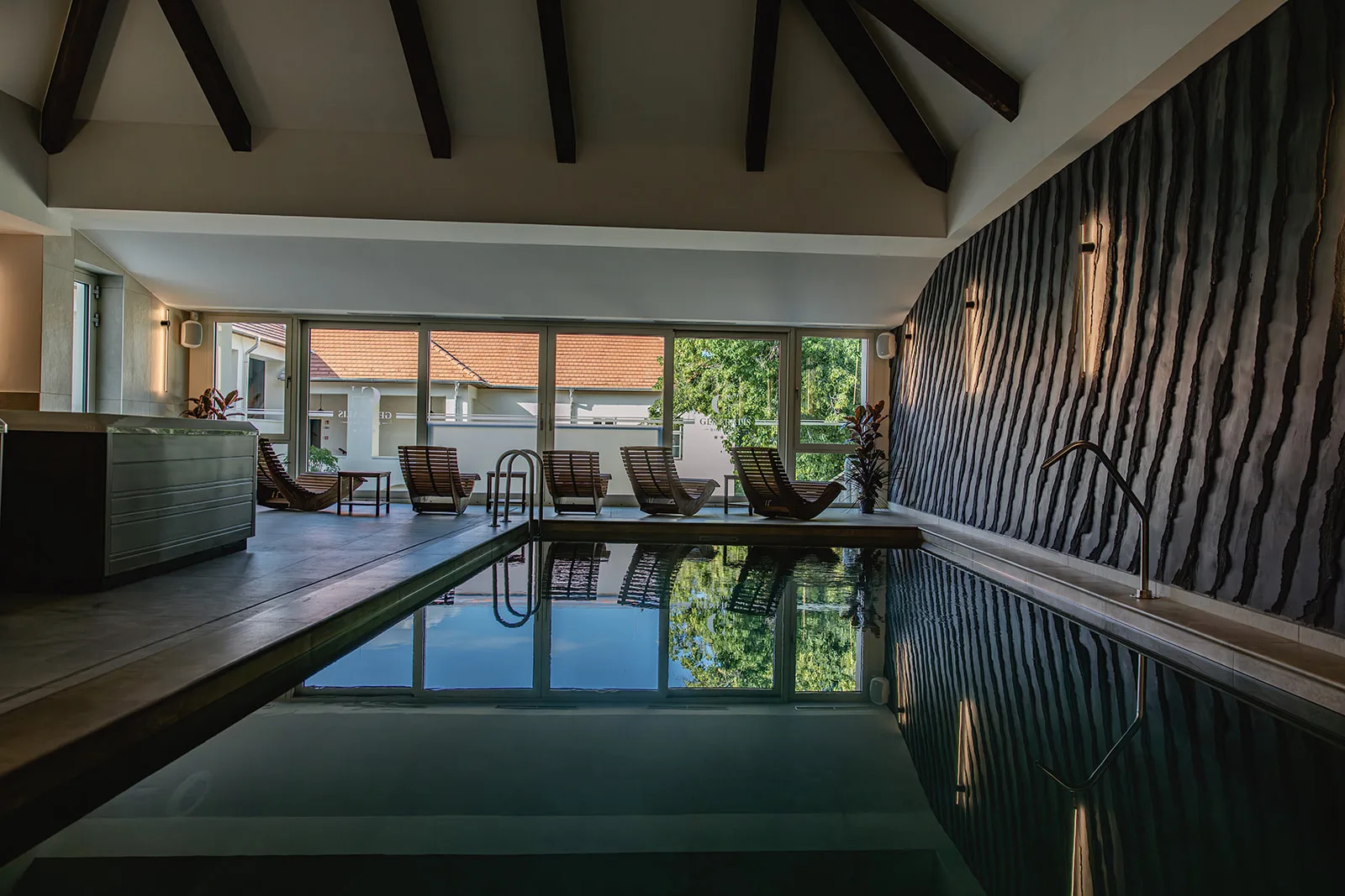 A wellness medence
