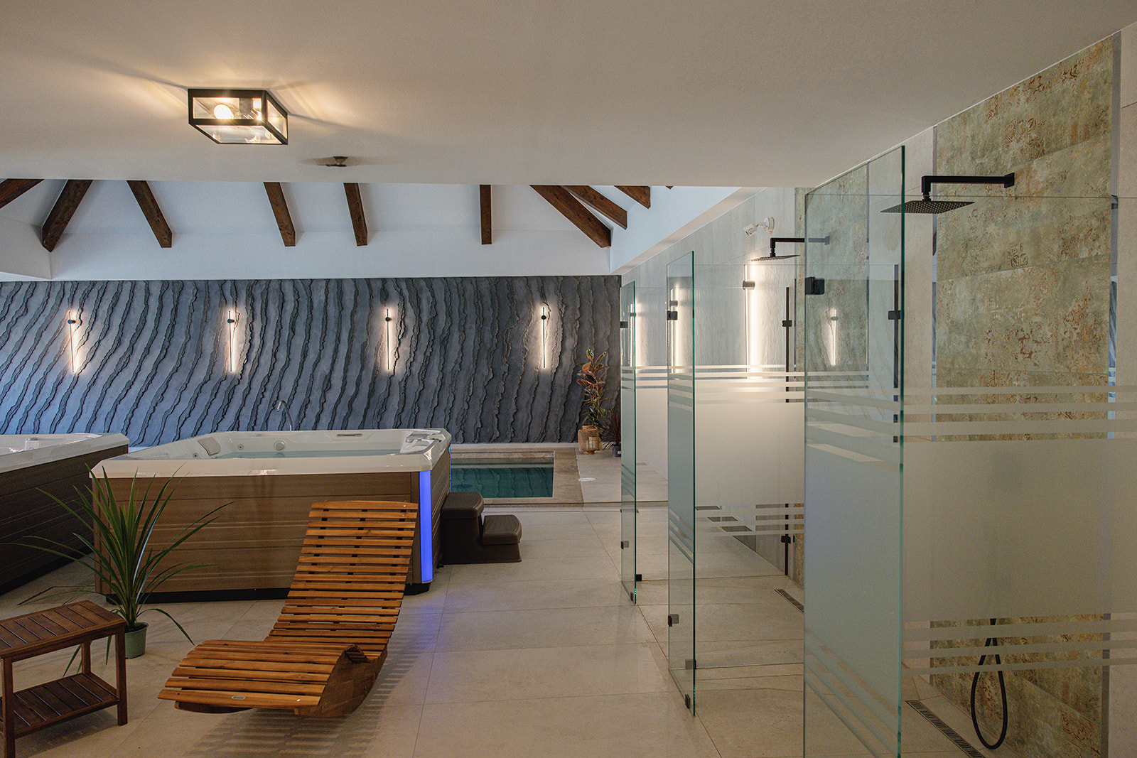 Jakuzzi és zuhanyzók a wellnessrészlegben